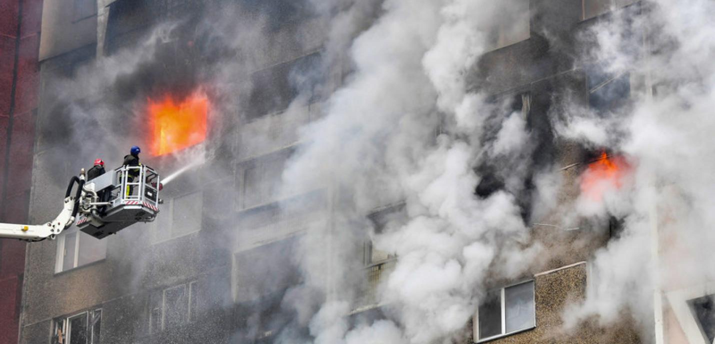 Pompiers combattant un incendie