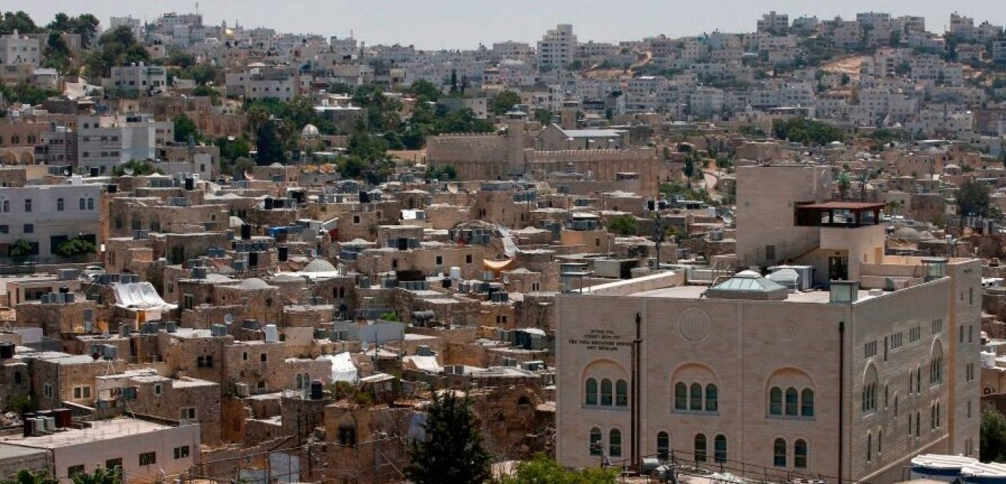 Vue de la colonie israélienne de Beit Romano au milieu de bâtiments palestiniens dans la ville d'Hébron en Cisjordanie occupée