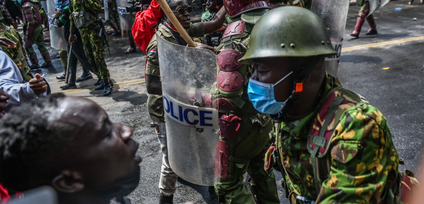 Des policiers kenyans interviennent lors d'une manifestation contre les hausses d'impôts prévues dans le projet de loi de finances 2024, alors que les manifestants se dirigent vers le bâtiment du parlement à Nairobi, au Kenya, le 25 juin 2024.