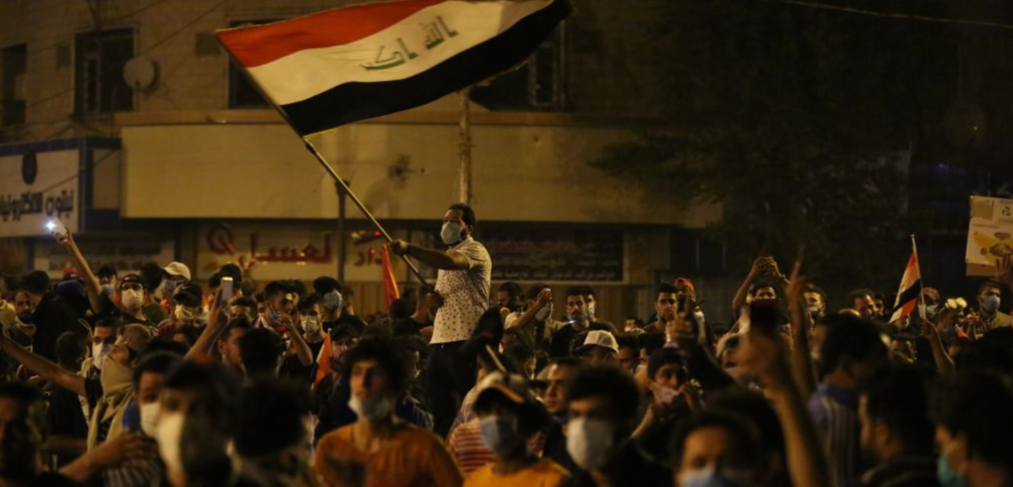 Des manifestants se rassemblent lors d'une manifestation contre le chômage, la corruption et le manque de services publics, sur la place Tahrir à Bagdad, en Irak, le 27 octobre 2019.