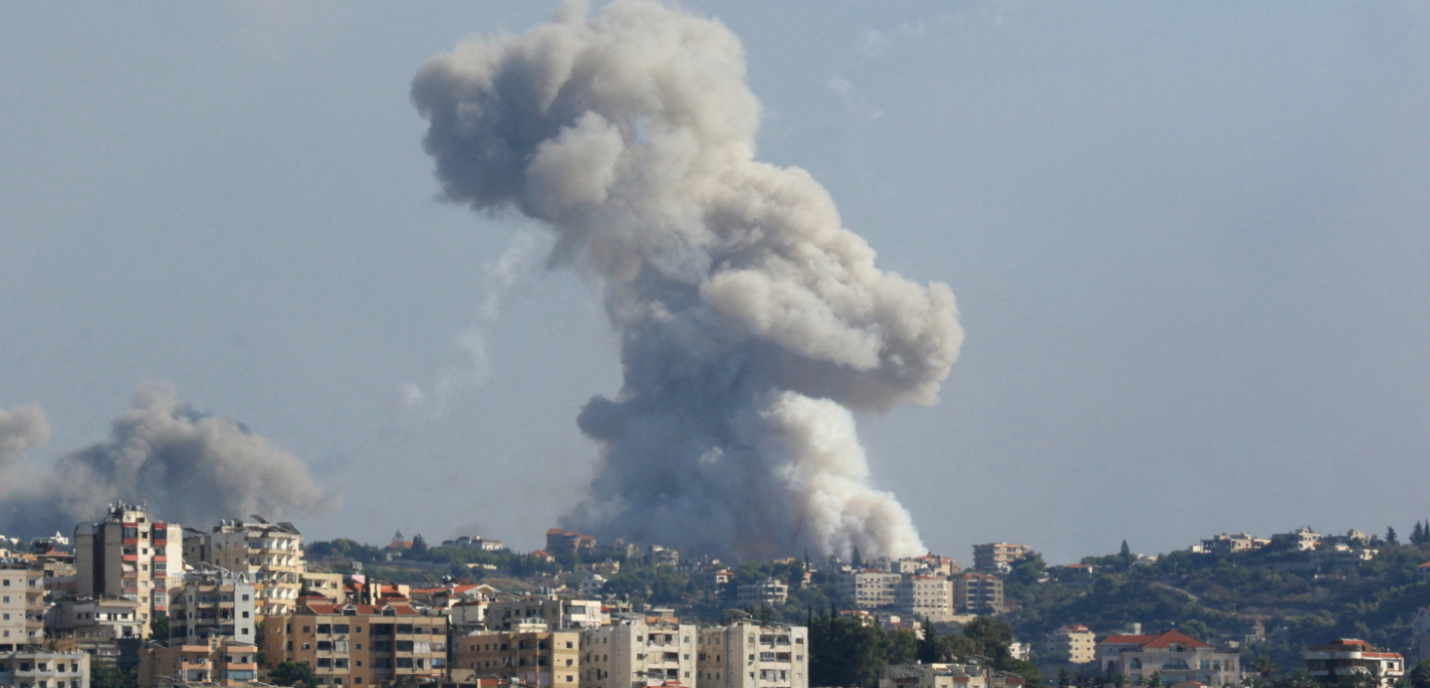 Nuage de fumée suite à une frappe aérienne sur une ville au Liban