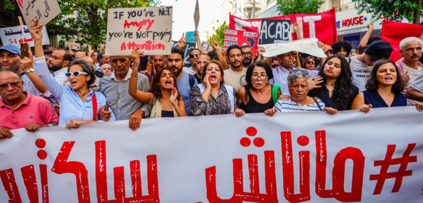 Des dizaines de manifestants se dirigent avec des banderoles vers le théâtre municipal sur l'avenue Habib Bourguiba, appelant à l'État de droit, à la protection des droits et des libertés, à l'annulation des décrets répressifs et à la liberté d'expression à Tunis, Tunisie, le 13 septembre 2024.