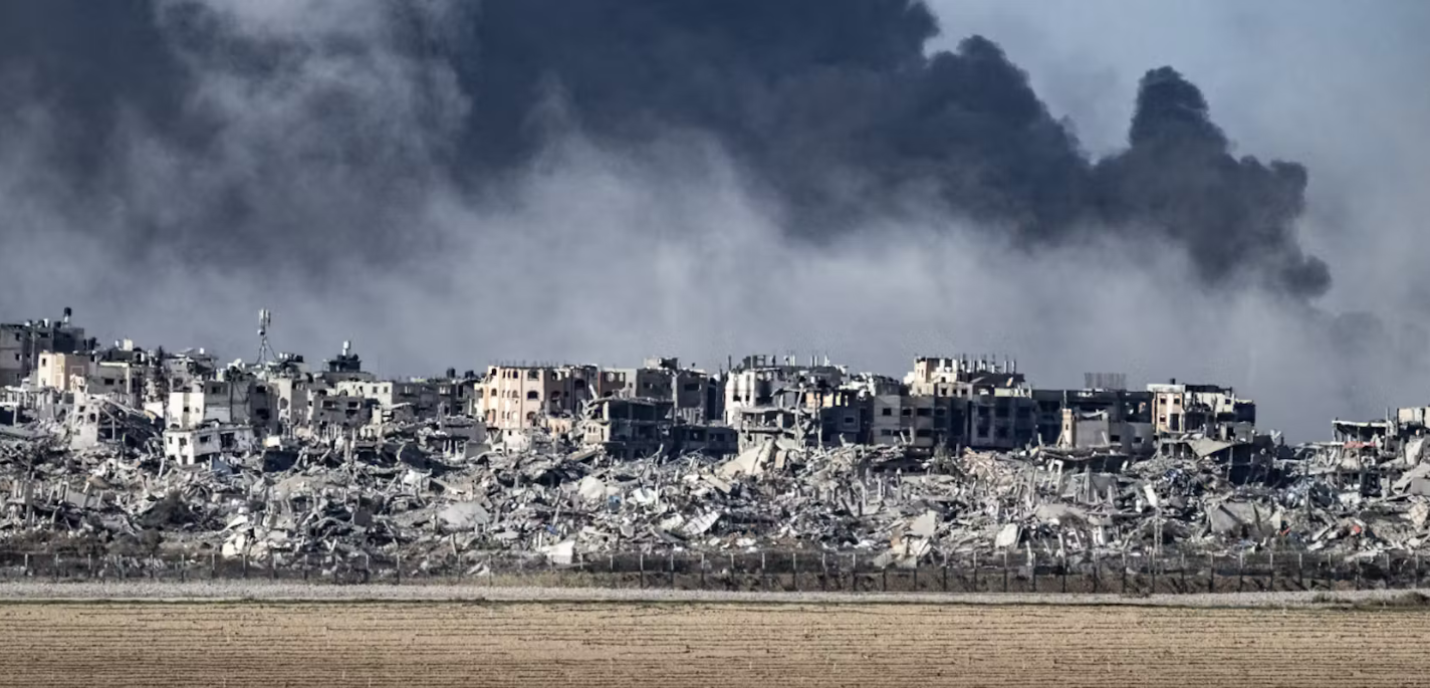 Des bâtiments démolis et de la fumée s'élevant du quartier de Chajaya à Gaza vus depuis Israël alors que les attaques aériennes, maritimes et terrestres de l'armée israélienne contre la bande de Gaza se poursuivent à Nahal Oz, Israël, le 26 décembre 2023.