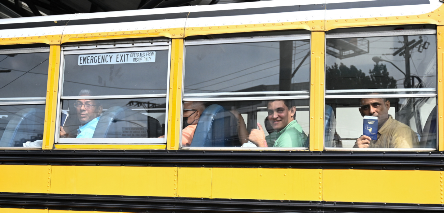 Des prisonniers politiques nicaraguayens libérés partent en bus après leur arrivée à la base aérienne de Guatemala City, le 5 septembre 2024. Les États-Unis ont déclaré jeudi qu'ils avaient obtenu la libération de 135 prisonniers politiques du Nicaragua, le dernier transfert de masse effectué par le gouvernement de plus en plus autoritaire du président Daniel Ortega.