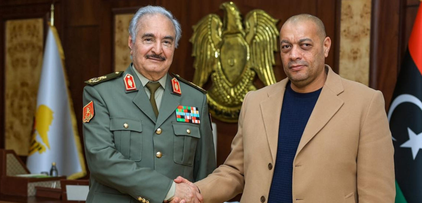 L'homme fort de l'armée libyenne, Khalifa Haftar, avec Ousama Al-Dressi, le commandant du groupe armé de l'Agence de sécurité intérieure (ISA).