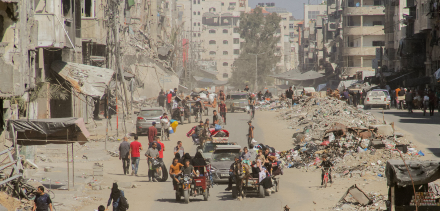 Des Palestiniens transportent leurs effets personnels alors qu'ils fuient les zones situées au nord de la ville de Gaza, dans le nord de la bande de Gaza, le 12 octobre 2024.