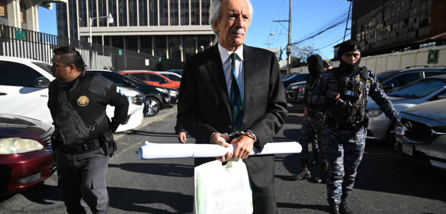 Le journaliste guatémaltèque José Rubén Zamora, fondateur du inactif journal El Periódico, arrive menotté et escorté par la police pour une audience au Palais de justice de Guatemala City, le 21 février 2024. Un juge guatémaltèque déterminera si le journaliste emprisonné José Rubén Zamora sera jugé pour avoir prétendument entravé une enquête sur le blanchiment d'argent.