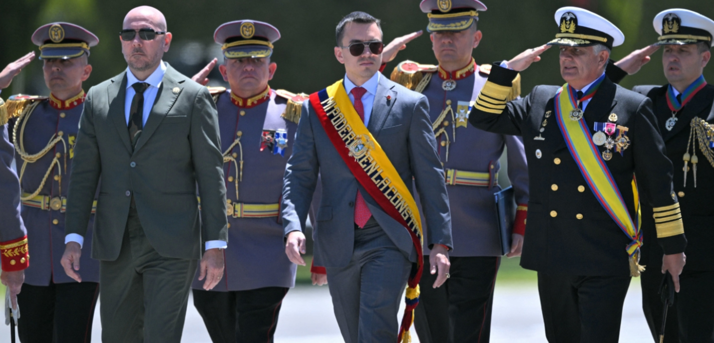 Le président Noboa est entouré de soldats, le salutant. 