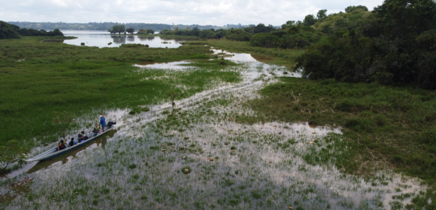 Défenseurs de l'environnement à bord d'un canoë dans les zones humides de Barrancabermeja, Colombie