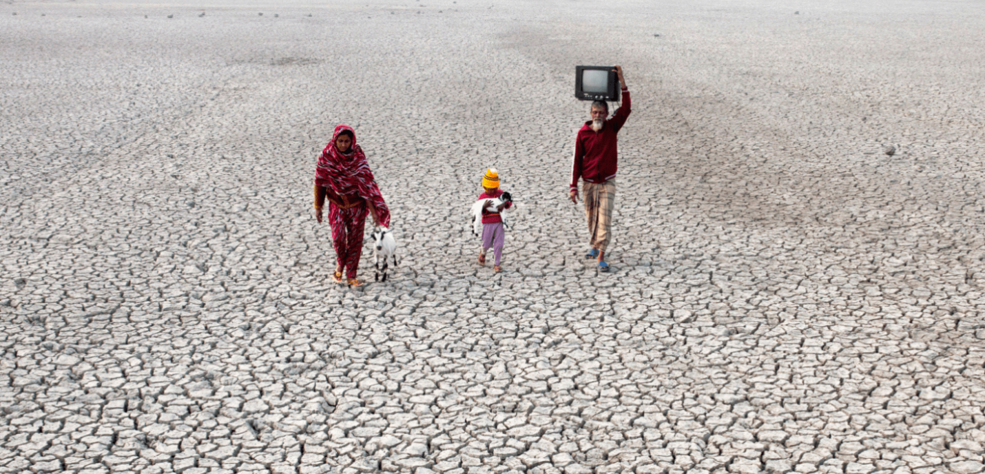 Une femme, un homme et un enfant marchent dans un désert solitaire.