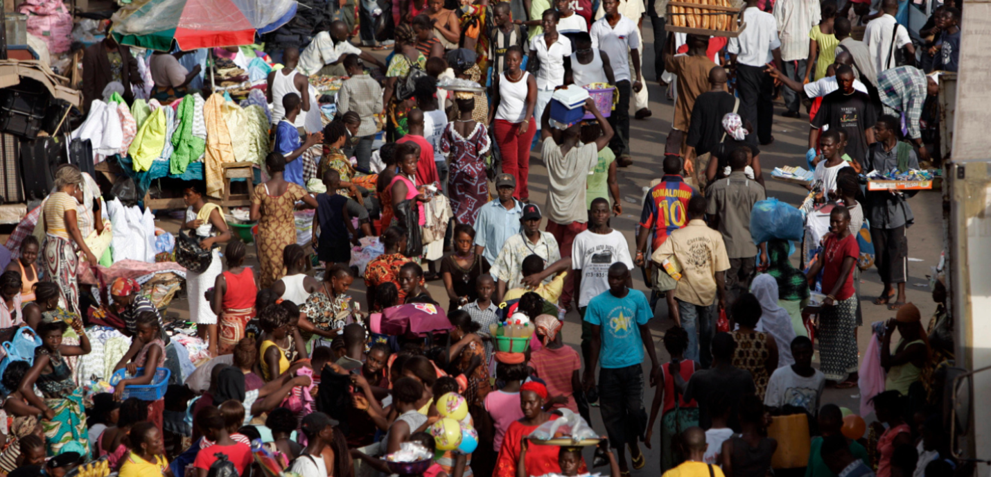 Une foule de personnes marche dans le rue