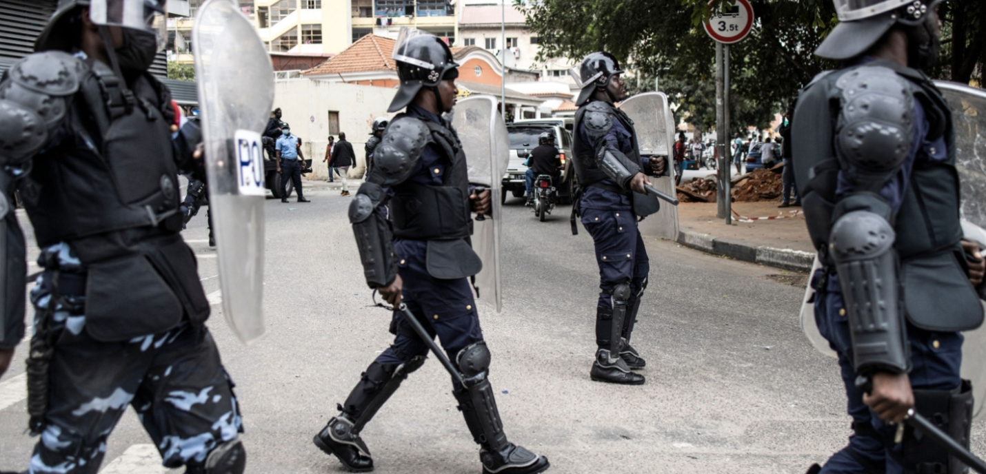 Des forces de l'ordre angolais descendent sur les rues