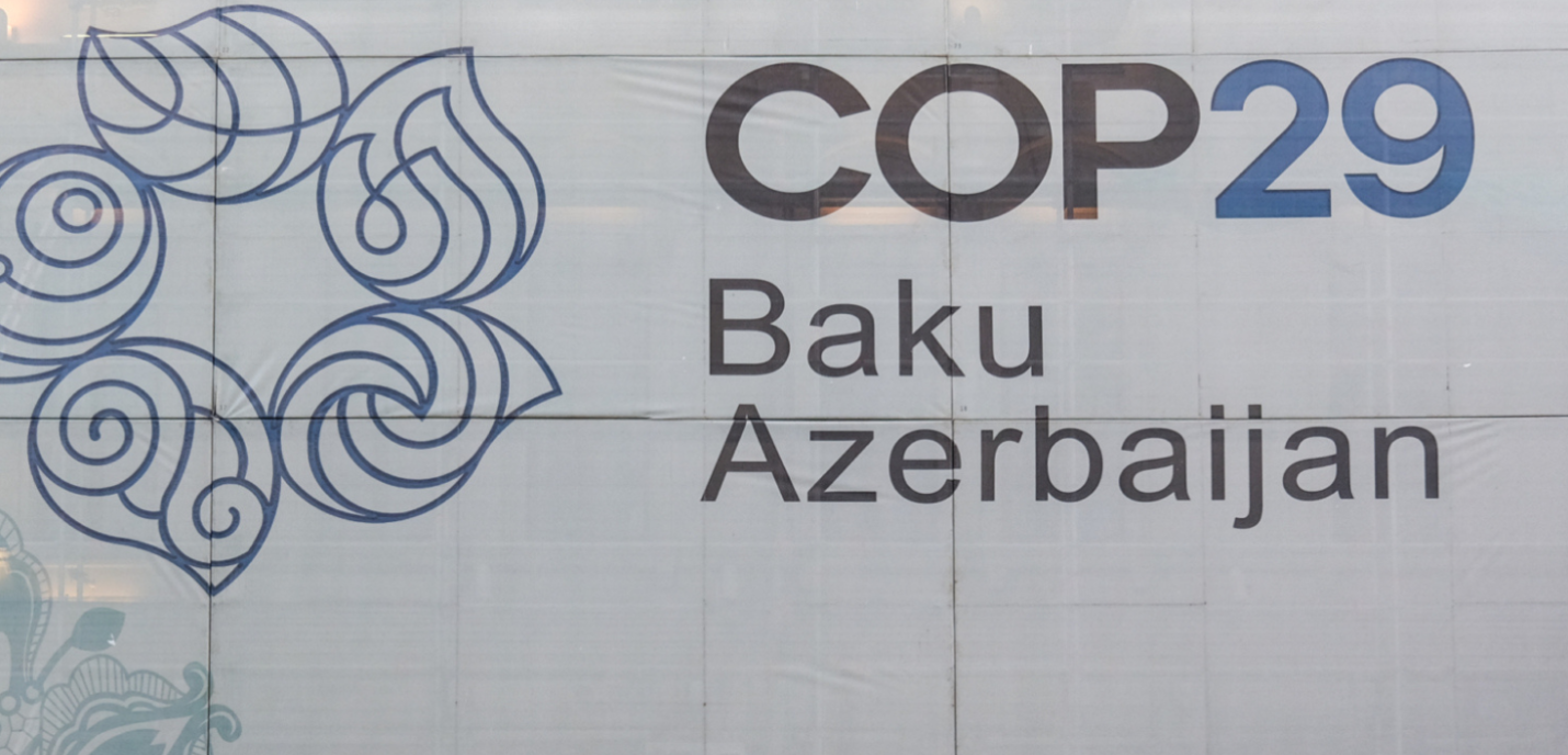 Banderole sur laquelle il est affiché COP29 Bazu Azerbaijan.