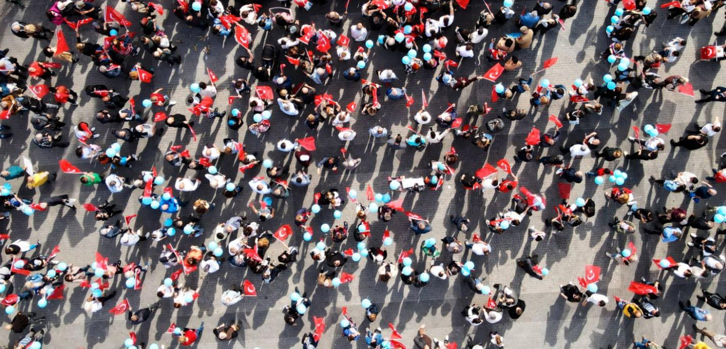 Foule de personnes turques agitant des drapeaux de la Turquie