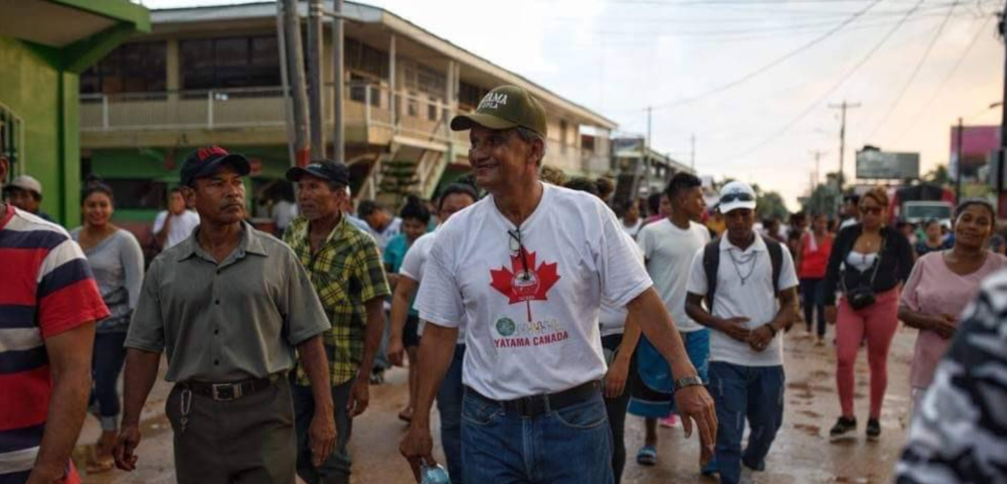 Des gens marchent dans la rue au Nicaragua