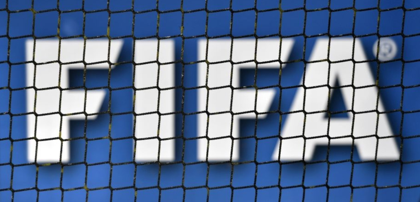 Le logo épelant "FIFA" est derrière des barreaux