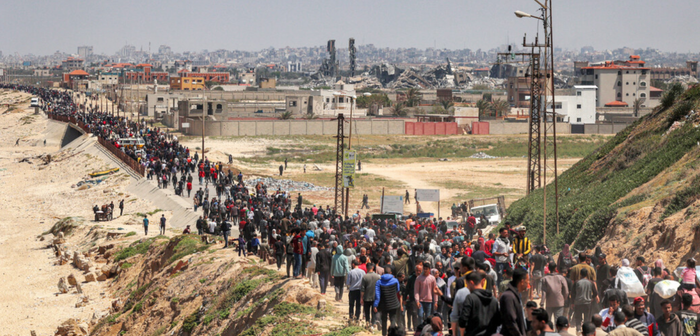 Des Palestiniens déplacés empruntent la route côtière de Rashid pour retourner à la ville de Gaza en passant par Nuseirat dans le centre de la bande de Gaza, le 14 avril 2024, dans le cadre du conflit en cours dans le territoire palestinien entre Israël et le groupe militant du Hamas.