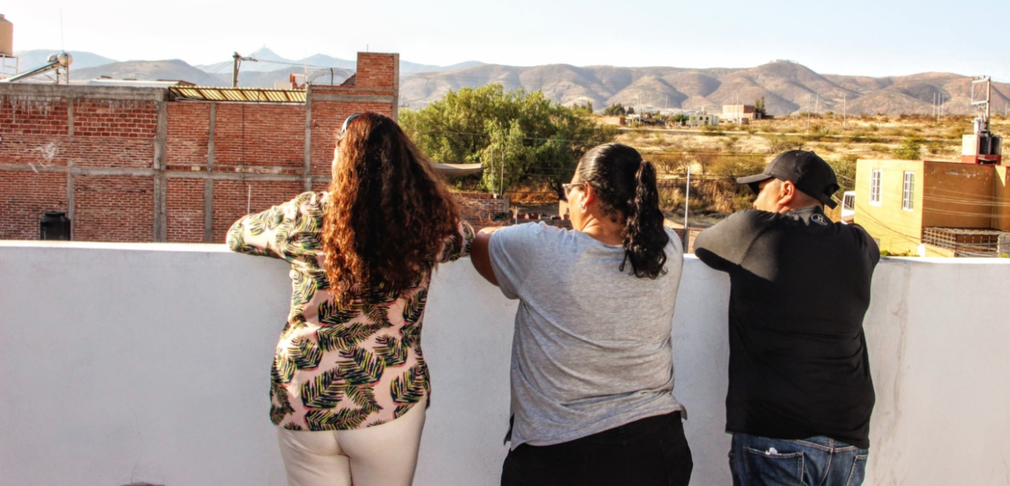 3 femmes qui regardent l'horizon sur un balcon