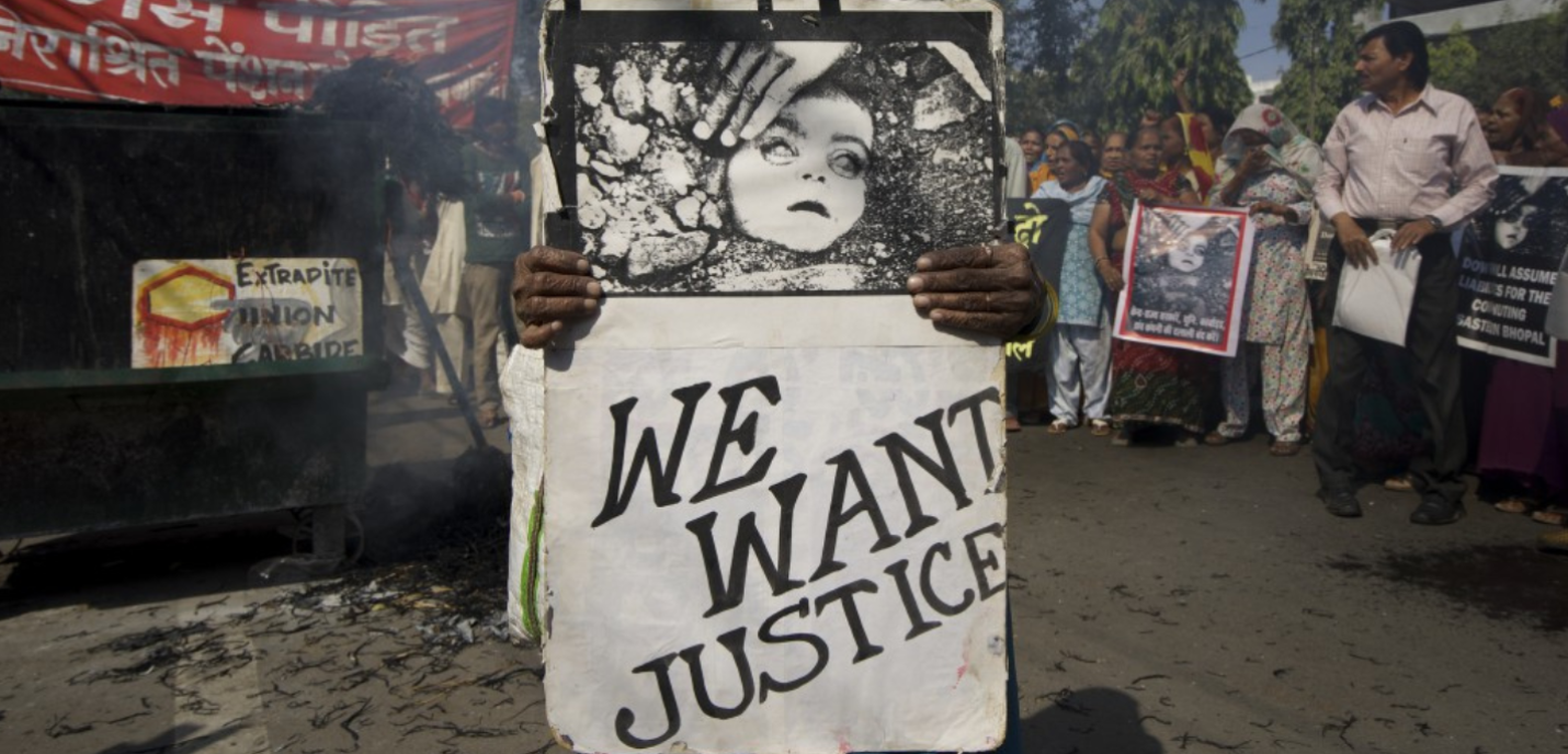 Affiche portant l'inscription "We want justice"