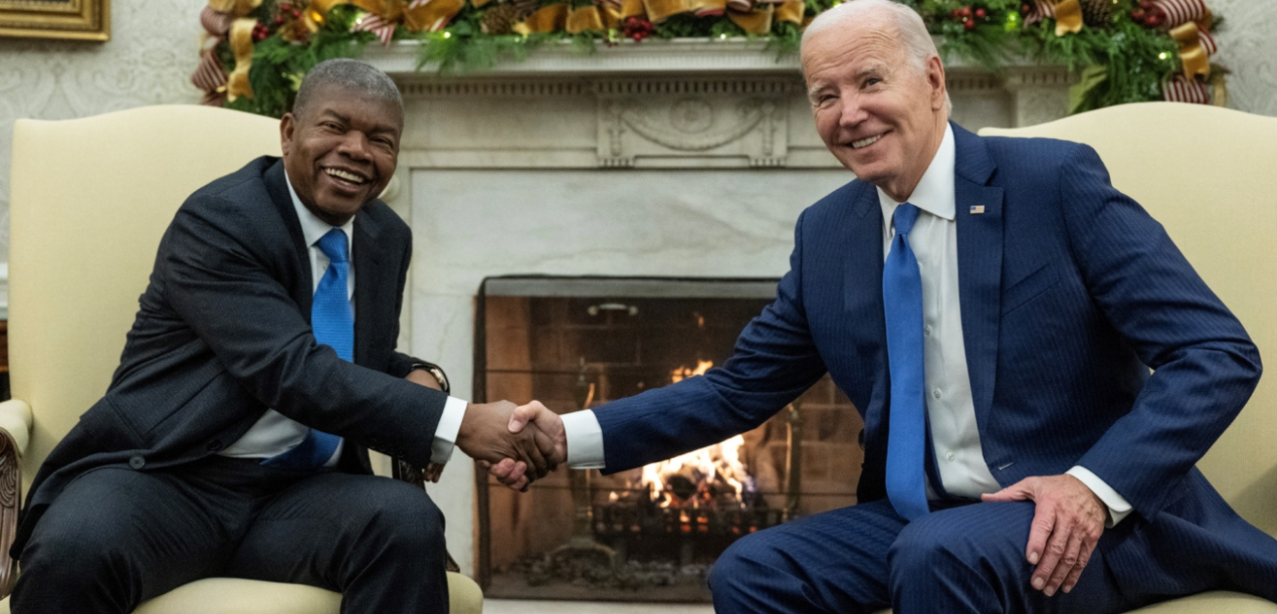 Le président américain Joe Biden et le président angolais João Lourenço se serrent la main.