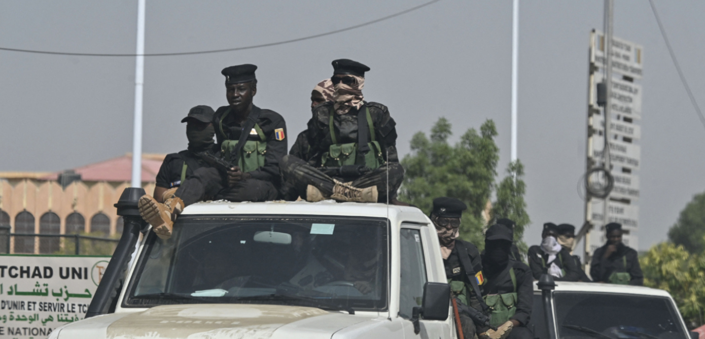 Des policiers tchadiens patrouillent dans les rues de N'Djamena le 10 mai 2024, au lendemain de l'annonce des résultats de l'élection présidentielle au Tchad. Le chef de la junte tchadienne, Mahamat Idriss Deby Itno, a remporté l'élection présidentielle de cette semaine dès le premier tour, selon les résultats officiels provisoires publiés le 9 mai 2024.