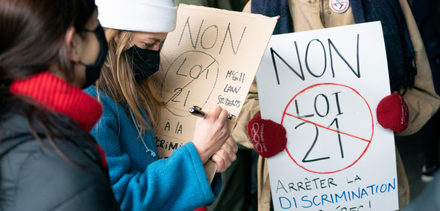 Des pancartes en manifestation qui stipulent "Non à la loi 21"