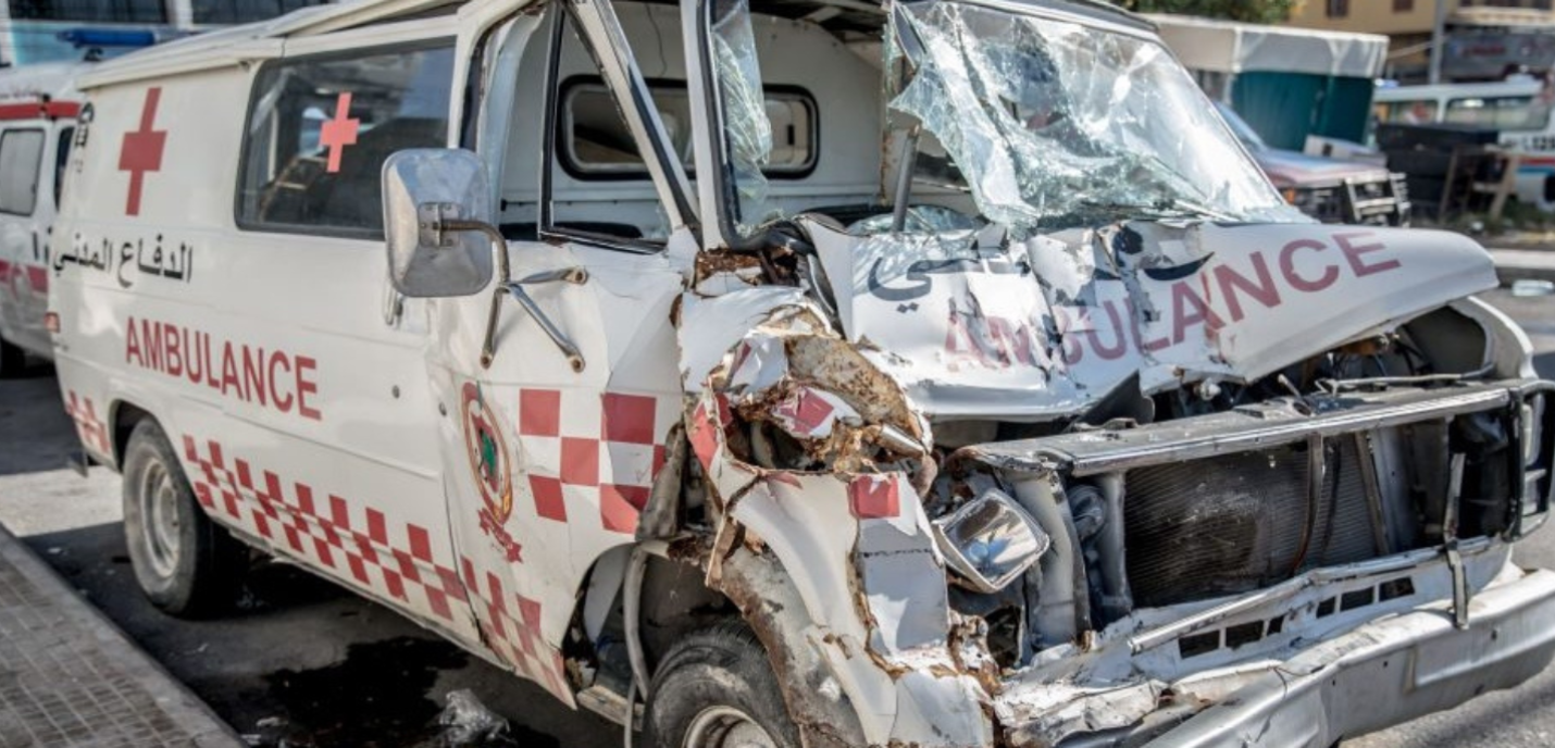 Photo d'une ambulance endommagée par une explosion.