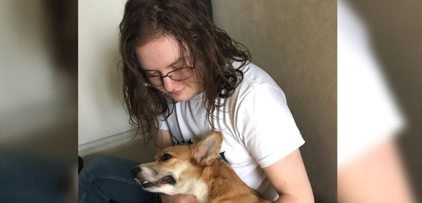 Jeune activiste transgenre et son chien 