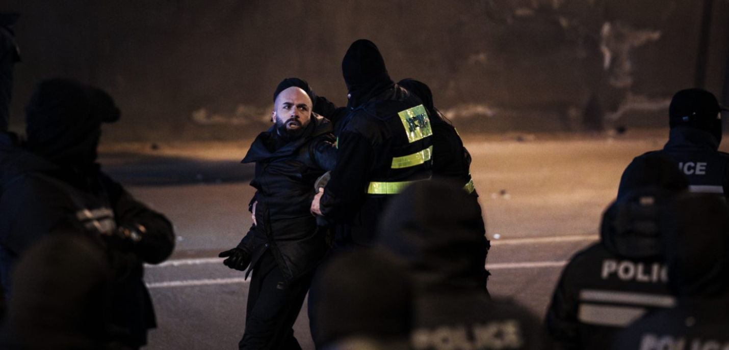 Manifestant arrêté par des policiers