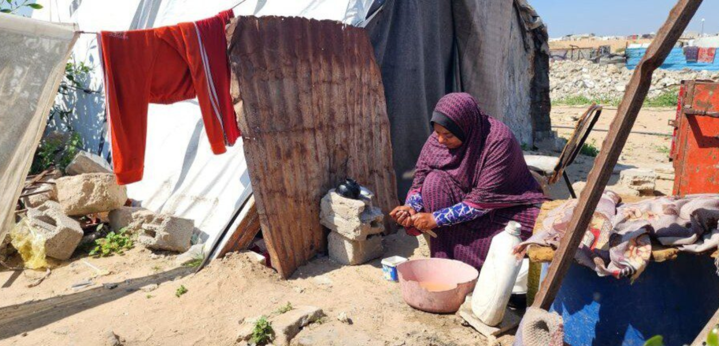 Photo d'une femme palestinienne préparant un repas