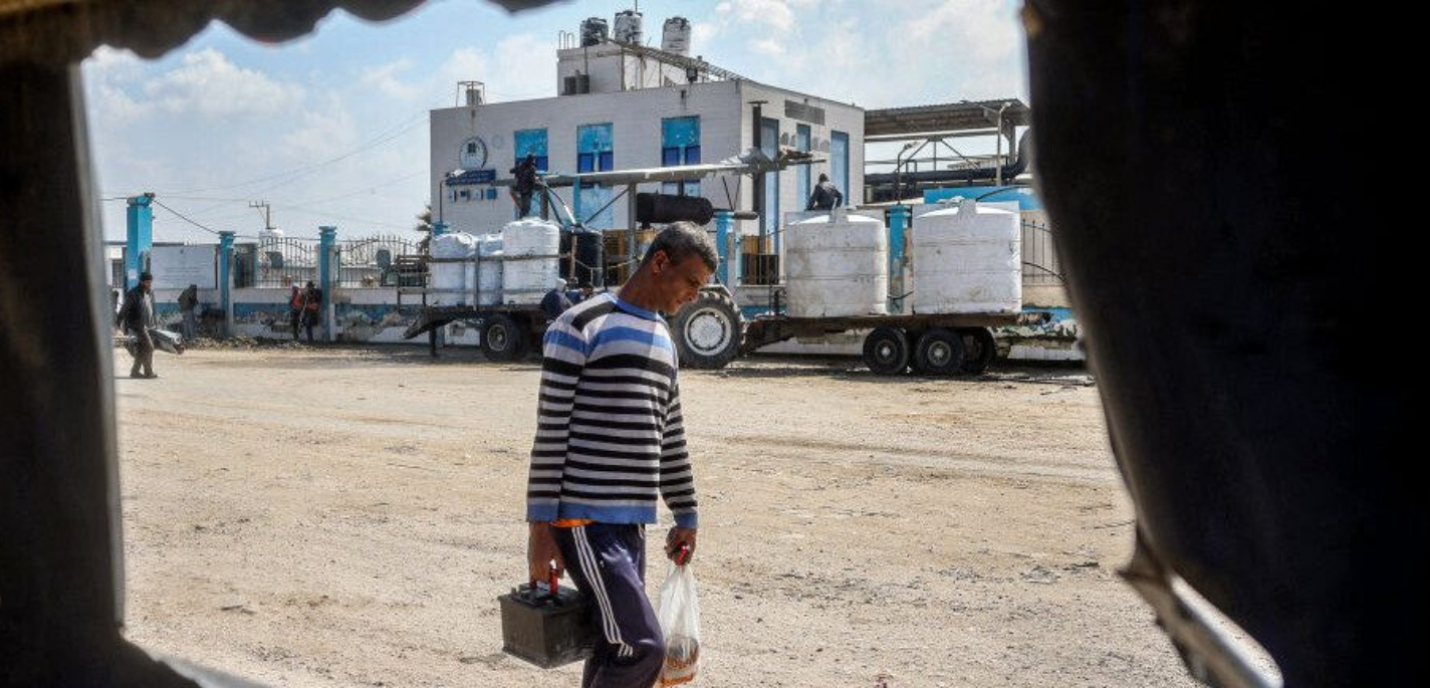 Palestiniens transportant de l'eau