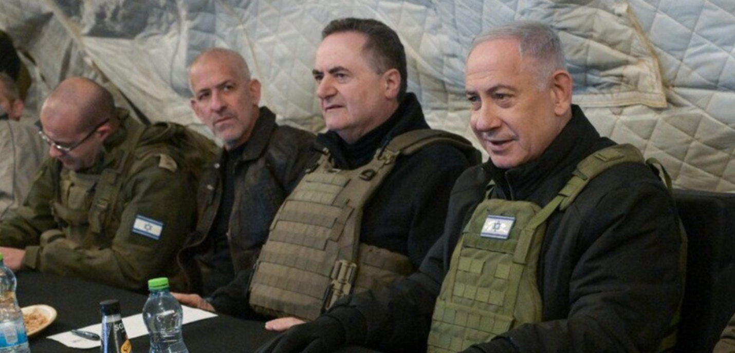 Benjamin Netanyahu et hommes militaires assis en tenue militaire
