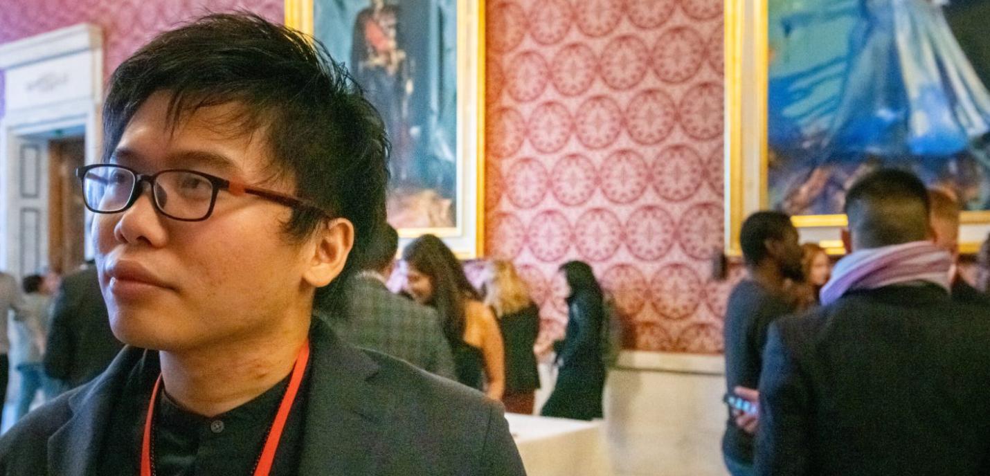 un homme asiatique qui regarde sur le coté