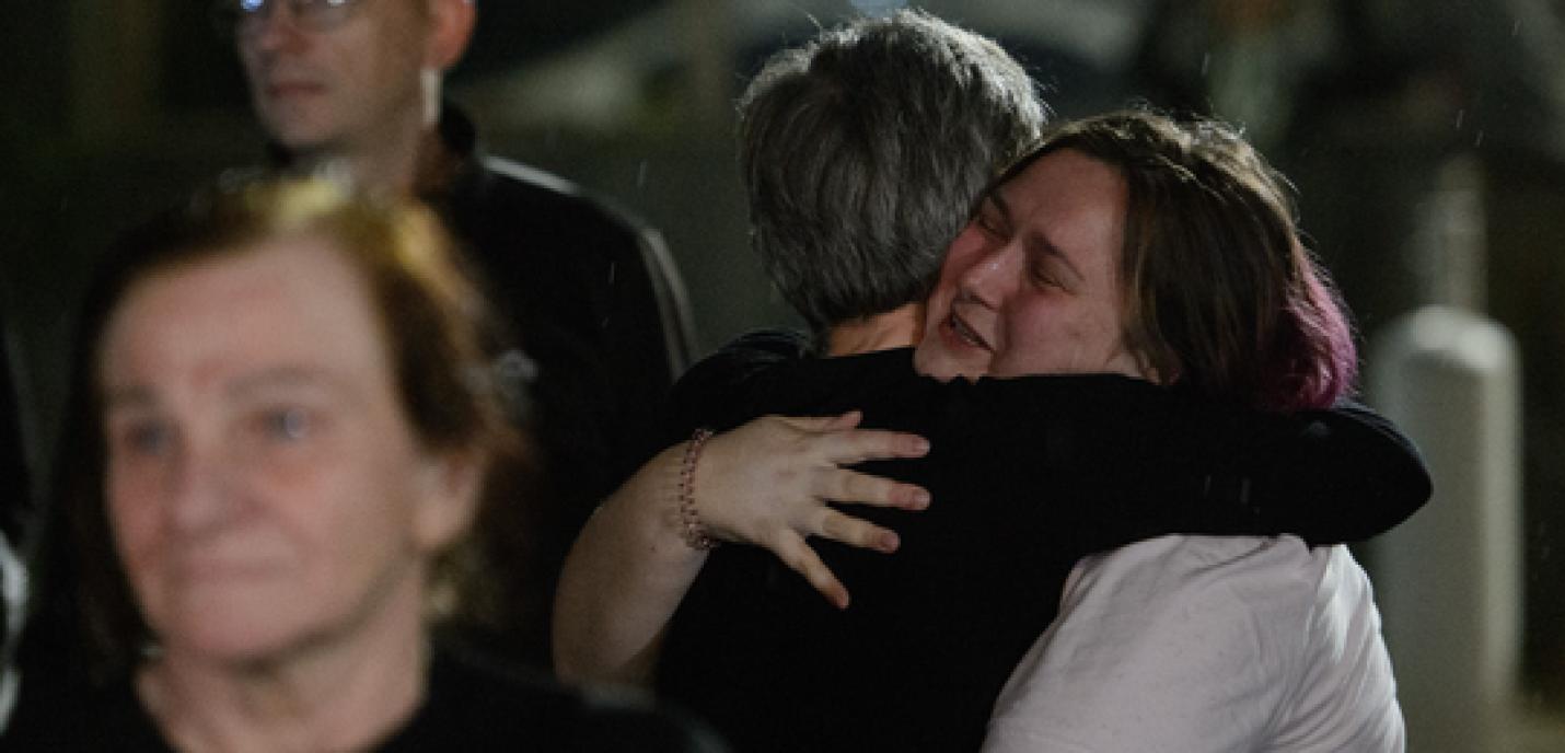 Des personnes s'enlacent lors de la libération des otages en Bélarus le 11 septembre 2025
