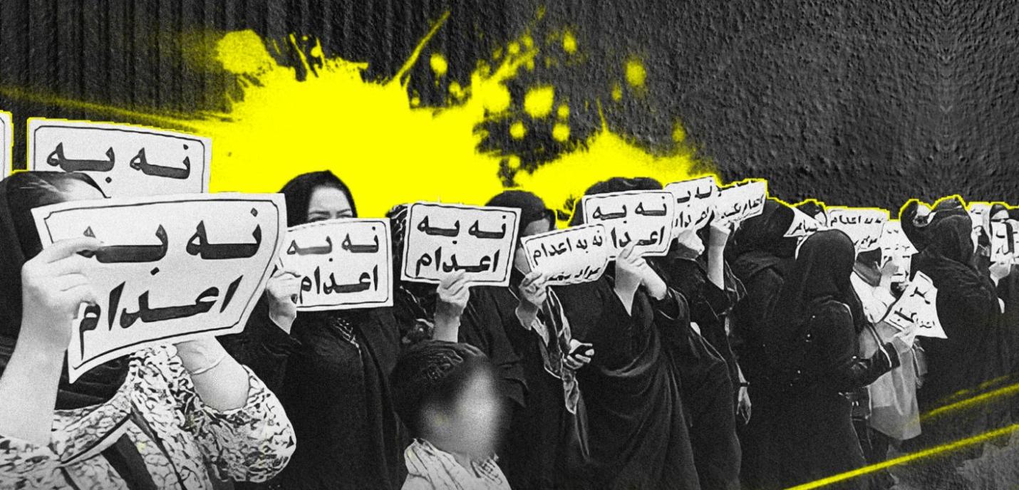 femmes voilées qui ont des pancartes dans les mains