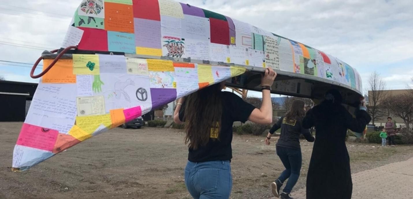Le 17 avril 2025, Amnistie a remis 26 000 lettres de solidarité à Sleydo’ et à d’autres membres de la Nation Wet’suwet’en, située dans l’actuelle Colombie-Britannique, au Canada. Un grand merci à toutes les sections qui ont agi en leur nom ! Nous avons obtenu le consentement pour tout, sauf pour la collecte de fonds après la campagne Écrire pour les droits 2024.