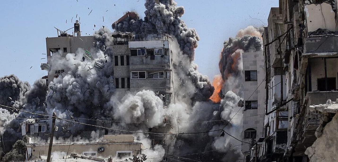 VILLE DE GAZA – 27 SEPTEMBRE : De la fumée s’élève de la zone ciblée par les forces israéliennes à Gaza, le 27 septembre 2025.