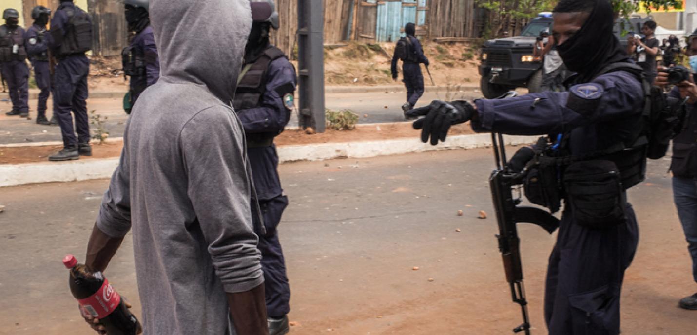 Un homme est interrogé par un agent de sécurité alors que des manifestants se rassemblent lors d’une manifestation contre les coupures répétées d’eau et d’électricité à Antananarivo, le 29 septembre 2025.