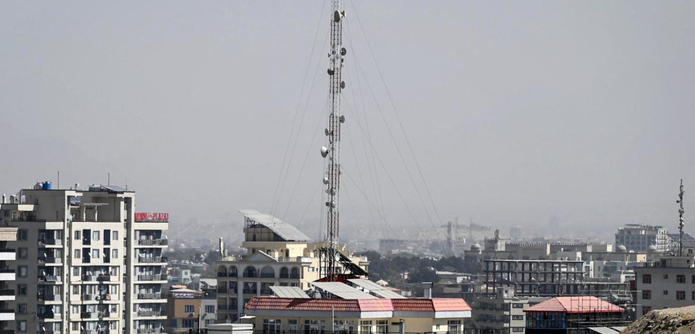 Une vue d’ensemble montre une antenne de télécommunications au milieu d’une panne nationale des réseaux à Kaboul, le 30 septembre 2025. L’Afghanistan connaît une deuxième journée sans Internet ni service de téléphonie mobile, après que les autorités talibanes ont coupé le réseau de fibre optique.