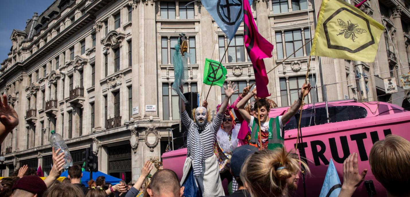 Photo d'une manifestation pour défendre les droits humains