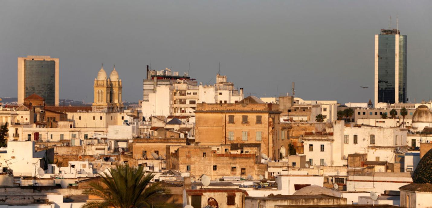 Vue de Tunis depuis un toit de la médina, en Tunisie.
