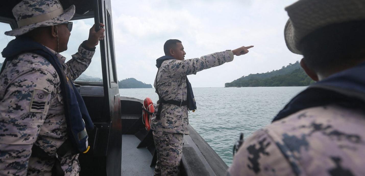 Des responsables maritimes malaisiens recherchent des survivants après le chavirement d’un bateau transportant des migrant·e·s en provenance du Myanmar.