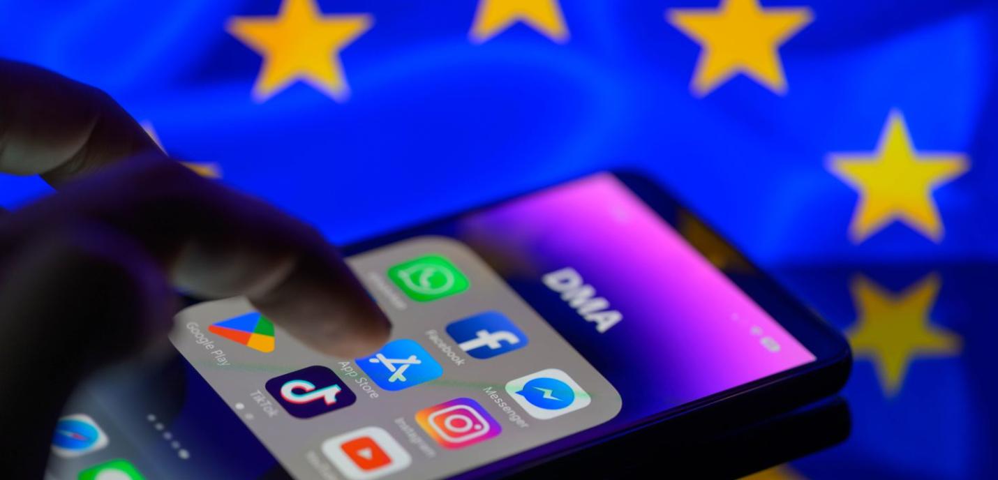 Une main interagissant avec l’écran tactile d’un téléphone.