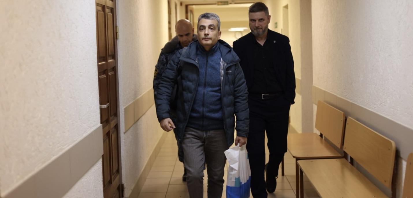 Lev Shlosberg dans les bâtiment de la cour