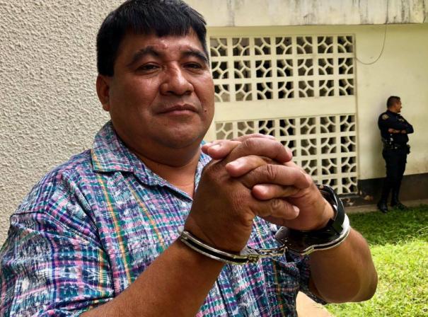 Photo de Bernardo Caal Xol menotté.