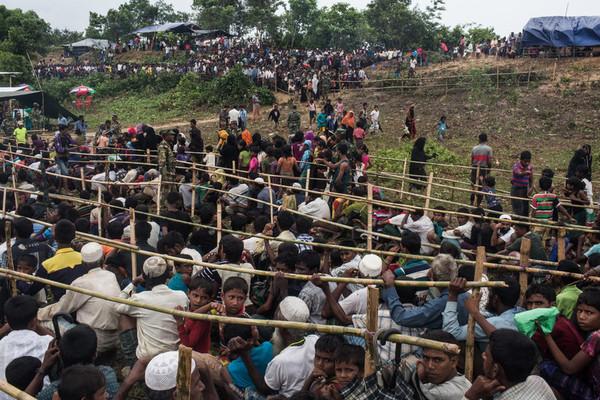 Réfugié.e.s rohingyas pendant la distribution de nourriture au Bangladesh