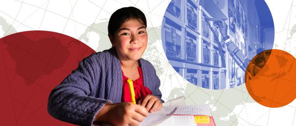 Fille qui écrit et sourit 