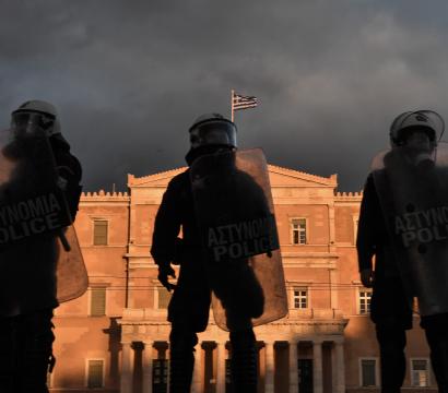 Des policiers grecques montent la garde devant le parlement.