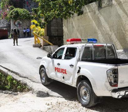 Un camion de police est dans une rue d'Haïti