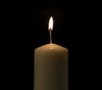 Chandelle sur fond noir.
